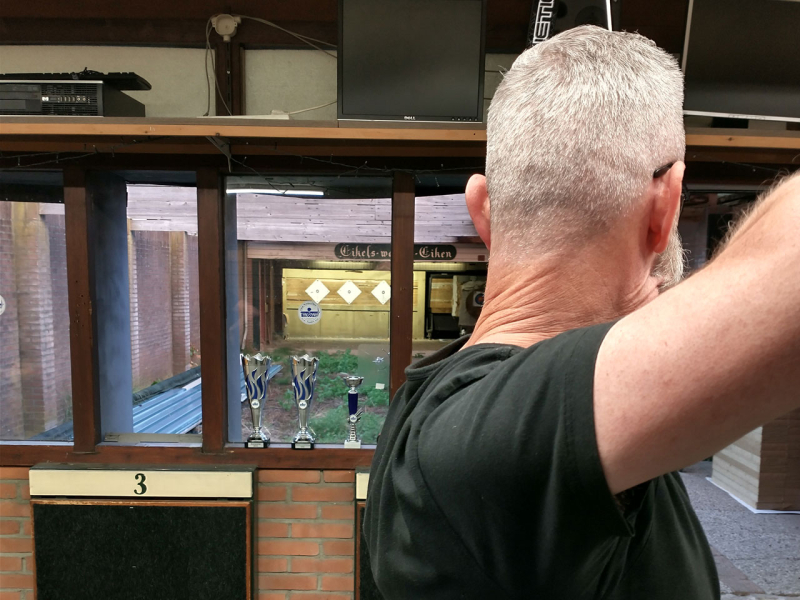 Drie bekers stonden klaar om te worden uitgedeeld aan de winnaars.